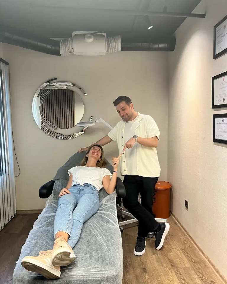 Dr. Barış Carıllı klinikte danışanıyla